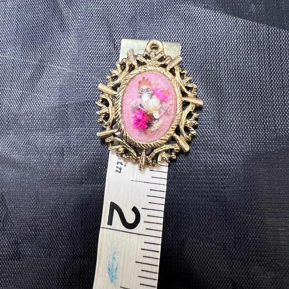 Vtg‎ Dried Flower Pendant Handmade Signed Lucite Dome Gold Tone Victorian Gothic